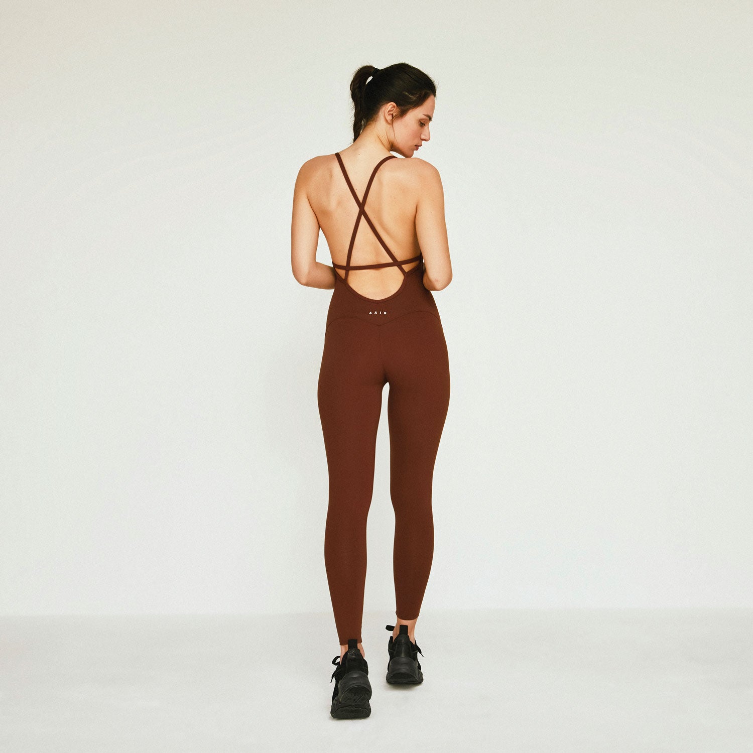 ANITA BURDEOS JUMPSUIT — detalle espalda | AAIN Active
