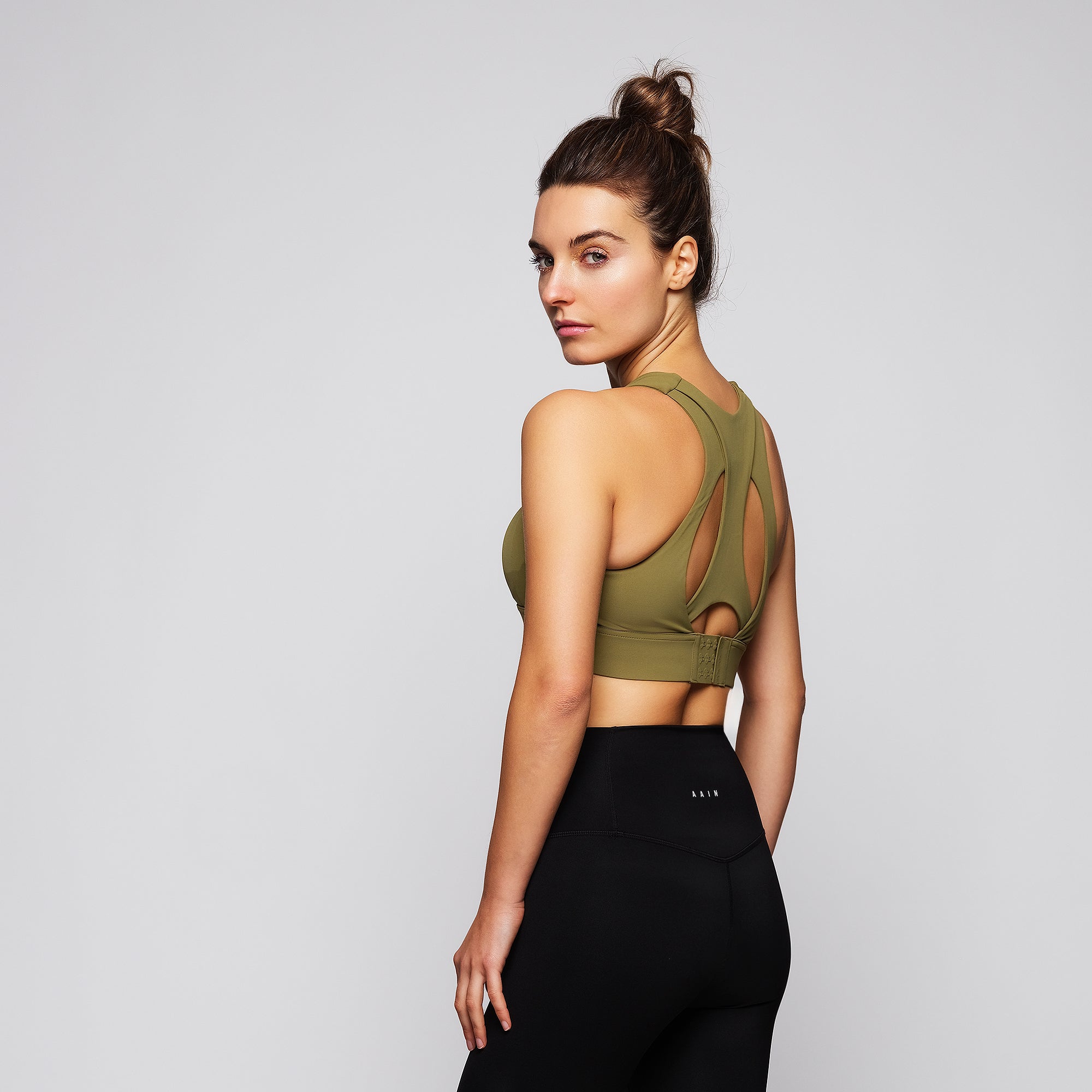MARTINA GREEN TOP — detalle espalda | BLOOM | AAIN Active