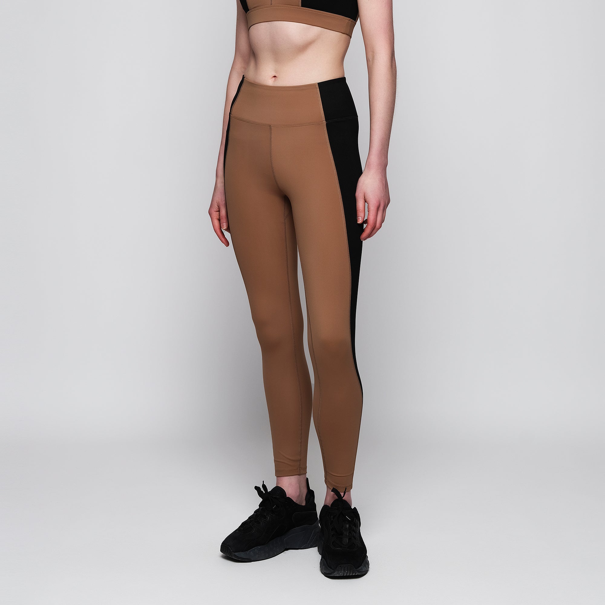 Vega Brown Legging detalle panel lateral negro y camel — AAIN Active